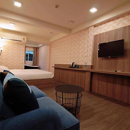 R 17 Living Hotel Bangkok Exterior photo