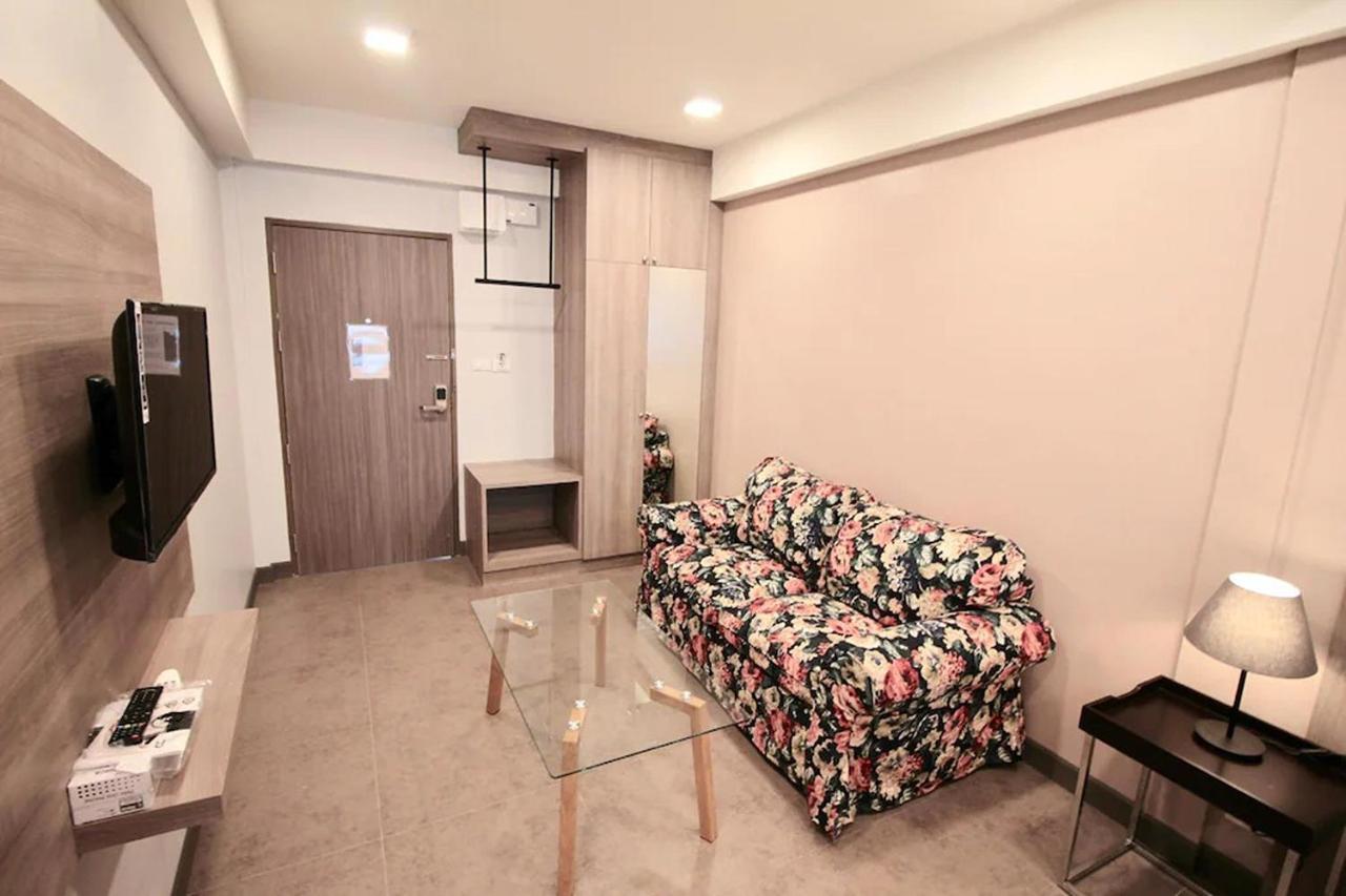 R 17 Living Hotel Bangkok Exterior photo