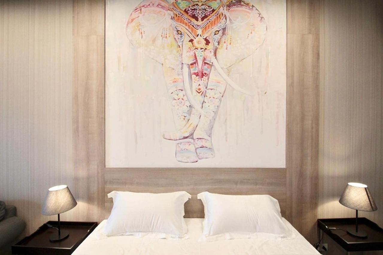 R 17 Living Hotel Bangkok Exterior photo