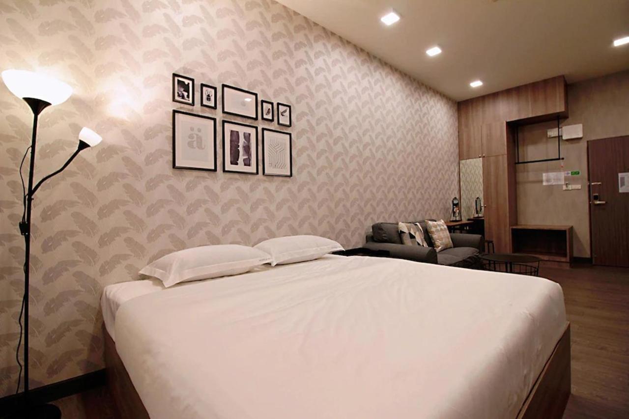 R 17 Living Hotel Bangkok Exterior photo