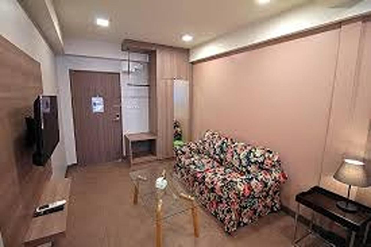R 17 Living Hotel Bangkok Exterior photo