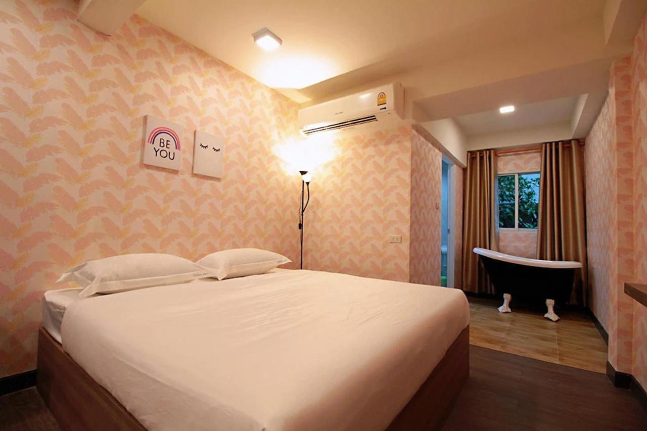 R 17 Living Hotel Bangkok Exterior photo