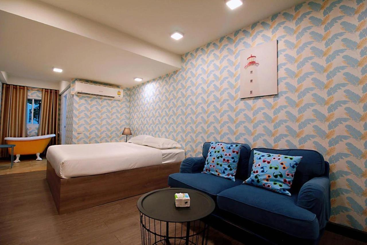 R 17 Living Hotel Bangkok Exterior photo